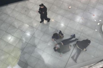 Посетители торгового центра сняли на видео самоубийство молодой девушки, еще одна - в реанимации