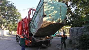 В Симферополе на войну с мусором вышли 35 машин