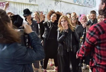 Помолодевшая Алла Пугачева в джинсках и косухе поразила фанатов на съемках музыкального видео