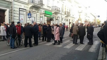 Жители Тернополя перекрыли дорогу в центре города из-за высоких цен на проезд