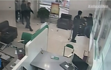 Полицейский спас заложницу со "связанными руками" (видео)