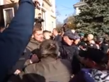 Жители Тернополя, недовольные подорожанием проезда, под крики "Позор" штурмовали горсовет. Видео