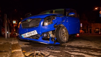 В центре Днепра напротив «Бирхаус» столкнулись Audi и Skoda: пострадала девушка