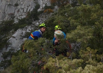 Крымские спасатели оказали помощь сорвавшемуся с горы альпинисту из Ростова-на-Дону