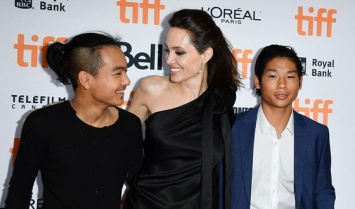 Анджелина Джоли подыскивает университет для старшего сына