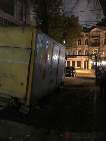 Грузовик «Новой почты» въехал в старинные ворота в центре Одессы