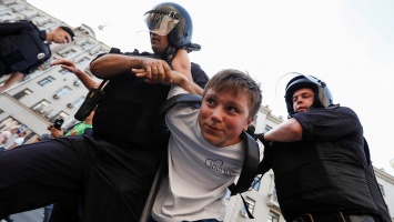 Госдума одобрила аресты за участие в митингах несовершеннолетних