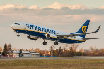 "Я люблю Ryanair, но это слишком": британец оригинально обошел новые ограничения на провоз багажа (видео)