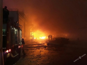 Возле Южного масштабный пожар: горит маслоперерабатывающий завод