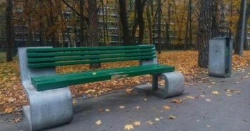 Киевские коммунальщики эпично закрасили дизайнерские лавочки в парке (ФОТО)