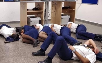 В Ryanair уволили сотрудников из-за фото, на котором они спят на полу в аэропорту