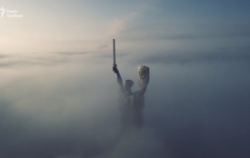 Киев окутал туман: впечатляющее видео с дрона