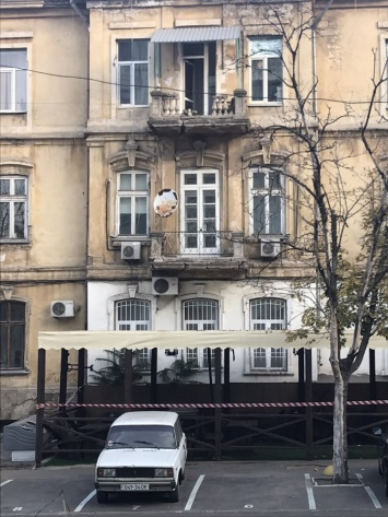 Одессит пострадал в результате обрушения балкона в центре города