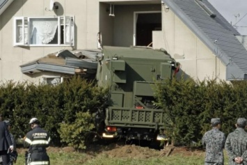 Военный грузовик врезался в жилой дом в Японии