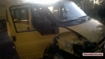 В Николаеве пьяный водитель микроавтобуса врезался в «Рено» и попал в больницу