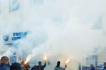 Дело Гандзюк: В Херсоне жгли фаеры и разрисовали стены управления полиции