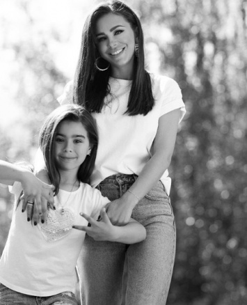Ани Лорак поделилась черно-белым фото, где она с дочкой и обручальным кольцом на пальце