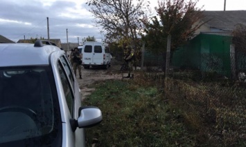 В оккупированном Крыму, после обыска, российские силовики задержали крымскотатарскую семью