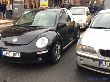 В центре Киева продолжается митинг водителей автомобилей с еврономерами