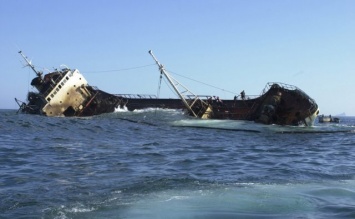 Катастрофа в море: переполненный корабль пошел на дно после столкновения, фото