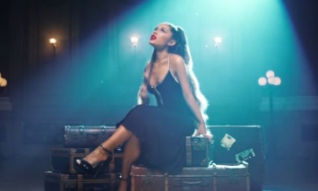 Ариана Гранде спела на вокзале в клипе на песню Breathin