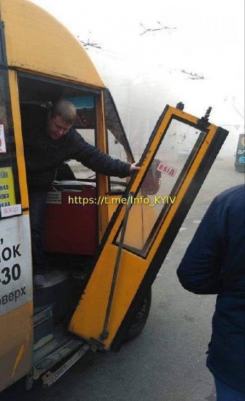 «Калитка приставная»: в киевской маршрутке на ходу отвалилась дверь