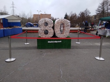 В российском Красноярске к 80-летию района сделали скульптуру из бутербродов с салом