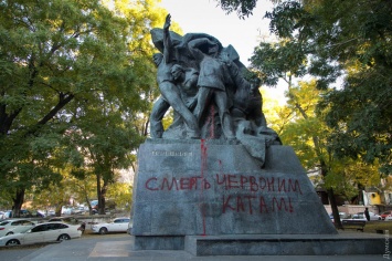 Одесский "Правый сектор" разрисовал памятники потемкинцам и матросу Вакуленчуку (обновлено, фото)