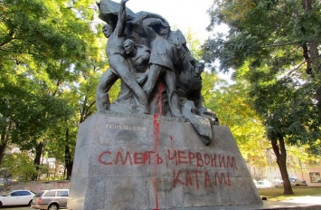 «Смерть червоним катам!»: в Одессе облили краской памятник потемкинцам