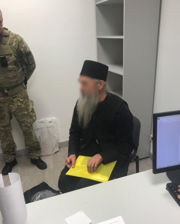 В аэропорту задержан священник с Афона с российским паспортом