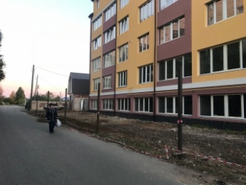 В Мелитополе застройщик лишил горожан пешеходной зоны (видео)