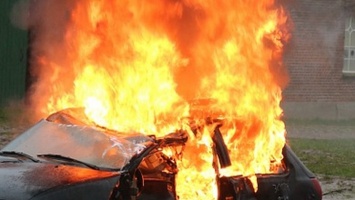 Киевлянин сжег свой автомобиль в знак протеста (видео)