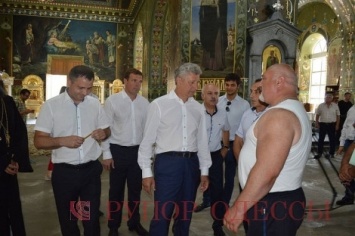 В соревнованиях по пауэрлифтингу победил одесский священник