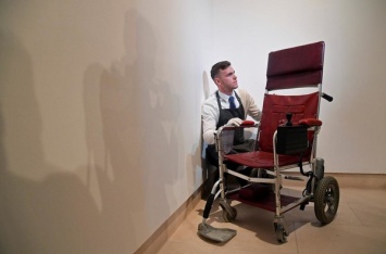 Кресло-коляска Стивена Хокинга ушло с молотка почти за $400 000