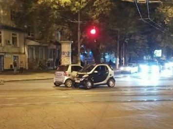 Комическая авария: в центре Одессы столкнулись два Смарта
