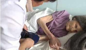 Весит 30 кг в 87 лет: в Винницкой области сын морил голодом мать ради наследства (видео 18+)