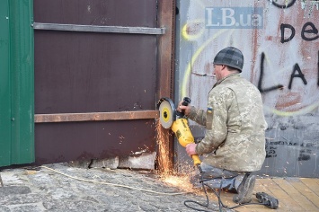 "Киевблагоустройство" начало демонтаж забора на стройке гостиницы на Андреевском спуске
