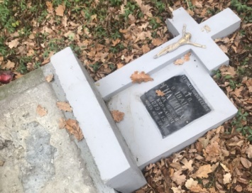 В Польше разрушили надгробия на могиле украинского священника