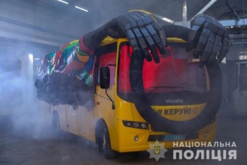 Нацполиция? запустила на дорогах Украины "автобус-призрак" с гигантскими руками
