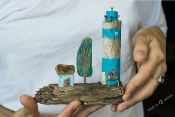 Одесситка из коряг возводит маяки и рыбацкие деревни