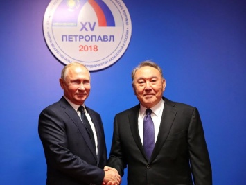 На туристической выставке в Казахстане служба протокола отказалась проводить Назарбаева и Путина мимо фотографии Крымского моста - СМИ