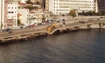 В Греции обрушился автомобильный мост