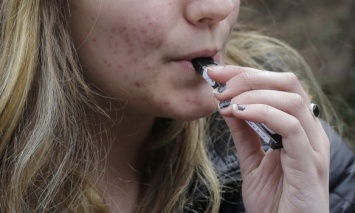 В американских минимаркетах запретят продажу электронных сигарет с фруктовыми и сладкими вкусами