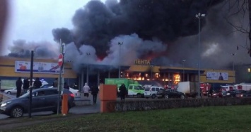 В Санкт-Петербурге пожар в гипермаркете с 1000 людей внутри