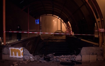 В Киеве автомобиль протаранил подземный переход