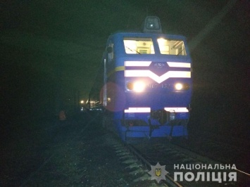 Поезд Кривой Рог-Москва переехал мужчину, сидящего на рельсах под Харьковом