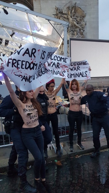 "Добро пожаловать, военные преступники!" Участницы Femen разделись у Триумфальной арки в Париже