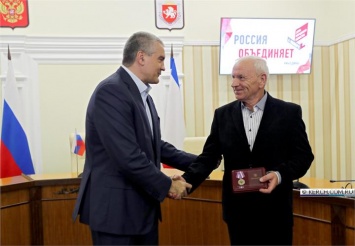 Аксенов наградил керченских заливчан медалями