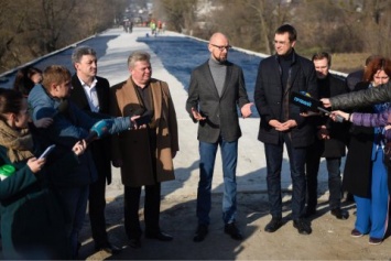 Омелян и Яценюк осмотрели ход реконструкции моста на Житомирщине, который не ремонтировался 54 года