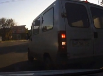 "Шумахер" на микроавтобусе подрезал легковушку, и едва не стал причиной серьезного ДТП (видео)
